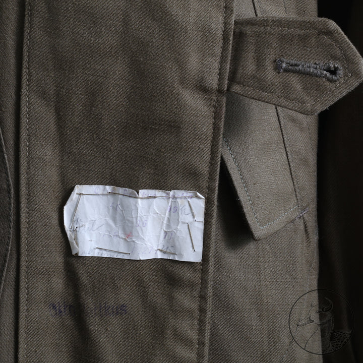 Originaler Kradmantel Wehrmacht Afrikakorps
Kammerstück. Fertigung aus schwerem olivfarbenem Leinentuch. Mit Kammerstempel und Papieretikett