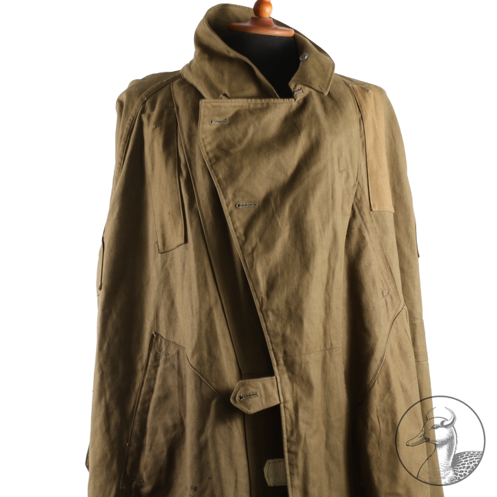 Originaler Kradmantel Wehrmacht Afrikakorps
Kammerstück. Fertigung aus schwerem olivfarbenem Leinentuch. Mit Kammerstempel und Papieretikett