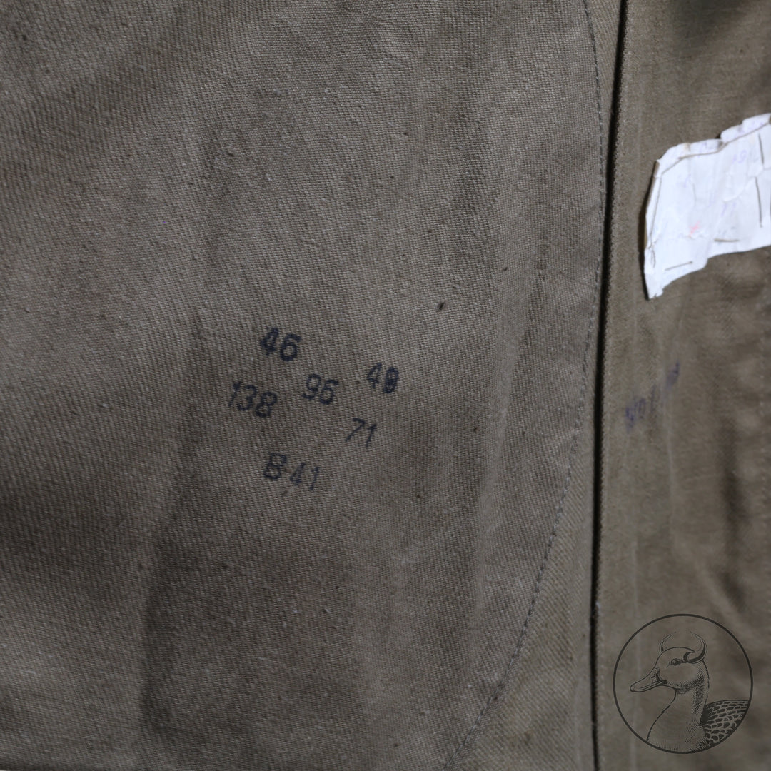 Originaler Kradmantel Wehrmacht Afrikakorps
Kammerstück. Fertigung aus schwerem olivfarbenem Leinentuch. Mit Kammerstempel und Papieretikett