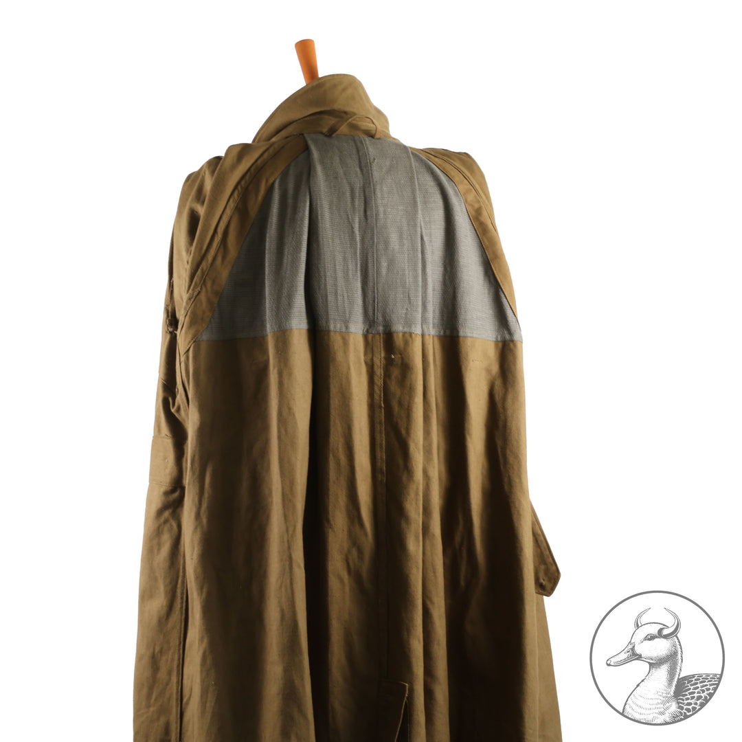 Originaler Kradmantel Wehrmacht Afrikakorps
Kammerstück. Fertigung aus schwerem olivfarbenem Leinentuch. Mit Kammerstempel und Papieretikett