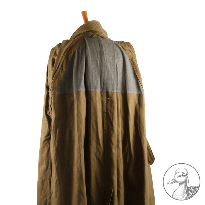 Originaler Kradmantel Wehrmacht Afrikakorps
Kammerstück. Fertigung aus schwerem olivfarbenem Leinentuch. Mit Kammerstempel und Papieretikett