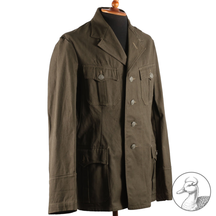 Braunes Jackett der Kriegsmarine

Originales Stück in gutem, leicht getragenem Zustand.Schnitt und Ausführung entsprechen dem weißen&nbsp;Jackett mit Reverskragen.Schulterstücke sowie die beiden Befestigungsknöpfe fehlen jedoch.&nbsp;Unten rechts sind noch Klammern des ursprünglich angebrachten Papieretiketts erkennbar