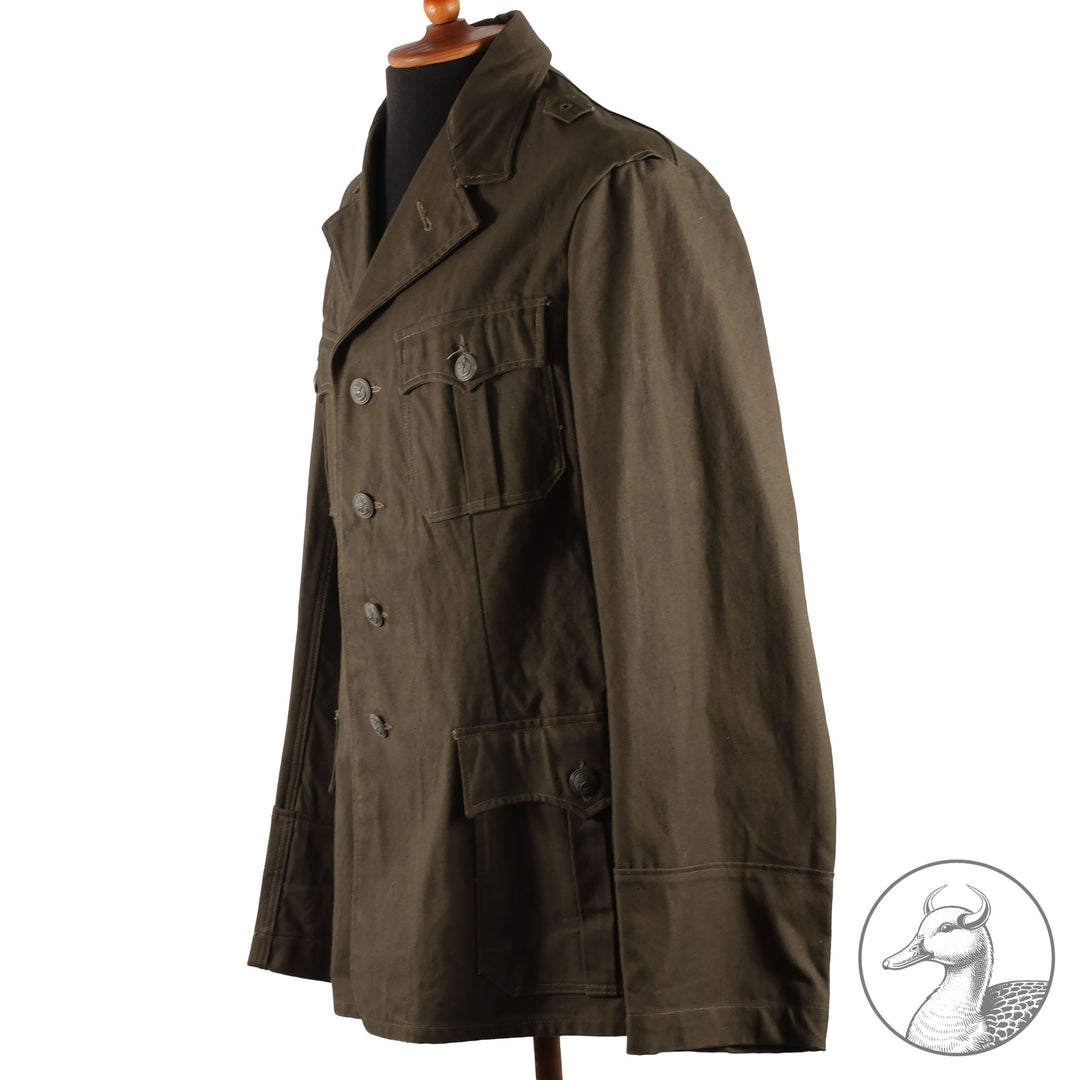 Braunes Jackett der Kriegsmarine
Originales Stück in gutem, leicht getragenem Zustand.Schnitt und Ausführung entsprechen dem weißen&nbsp;Jackett mit Reverskragen.Schulterstücke sowie die beiden Befestigungsknöpfe fehlen jedoch ;Unten rechts sind noch Klammern des ursprünglich angebrachten Papieretiketts erkennbar