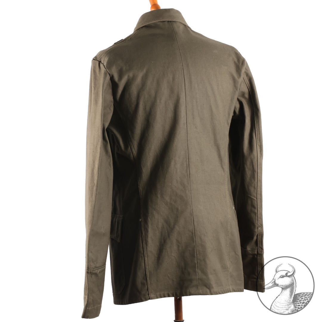 Braunes Jackett der Kriegsmarine
Originales Stück in gutem, leicht getragenem Zustand.Schnitt und Ausführung entsprechen dem weißen&nbsp;Jackett mit Reverskragen.Schulterstücke sowie die beiden Befestigungsknöpfe fehlen jedoch ;Unten rechts sind noch Klammern des ursprünglich angebrachten Papieretiketts erkennbar