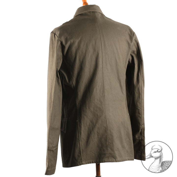 Braunes Jackett der Kriegsmarine
Originales Stück in gutem, leicht getragenem Zustand.Schnitt und Ausführung entsprechen dem weißen&nbsp;Jackett mit Reverskragen.Schulterstücke sowie die beiden Befestigungsknöpfe fehlen jedoch ;Unten rechts sind noch Klammern des ursprünglich angebrachten Papieretiketts erkennbar