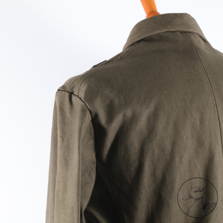 Braunes Jackett der Kriegsmarine
Originales Stück in gutem, leicht getragenem Zustand.Schnitt und Ausführung entsprechen dem weißen&nbsp;Jackett mit Reverskragen.Schulterstücke sowie die beiden Befestigungsknöpfe fehlen jedoch ;Unten rechts sind noch Klammern des ursprünglich angebrachten Papieretiketts erkennbar