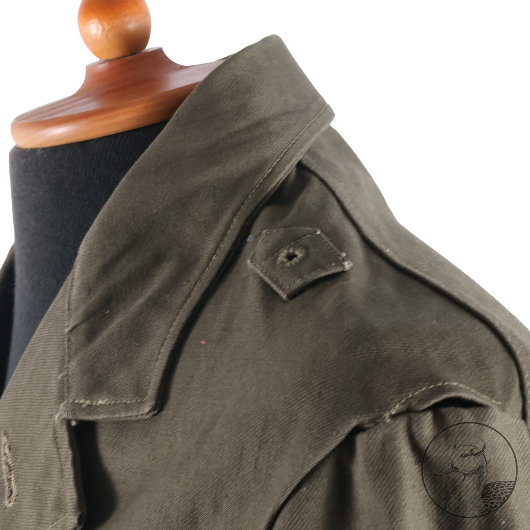 Braunes Jackett der Kriegsmarine
Originales Stück in gutem, leicht getragenem Zustand.Schnitt und Ausführung entsprechen dem weißen&nbsp;Jackett mit Reverskragen.Schulterstücke sowie die beiden Befestigungsknöpfe fehlen jedoch ;Unten rechts sind noch Klammern des ursprünglich angebrachten Papieretiketts erkennbar