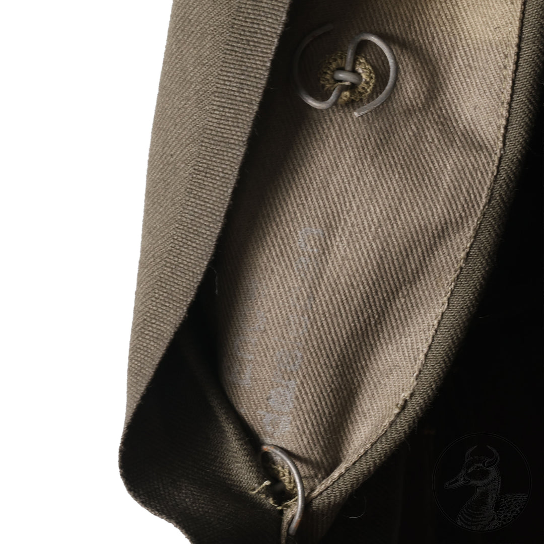 Braunes Jackett der Kriegsmarine
Originales Stück in gutem, leicht getragenem Zustand.Schnitt und Ausführung entsprechen dem weißen&nbsp;Jackett mit Reverskragen.Schulterstücke sowie die beiden Befestigungsknöpfe fehlen jedoch ;Unten rechts sind noch Klammern des ursprünglich angebrachten Papieretiketts erkennbar