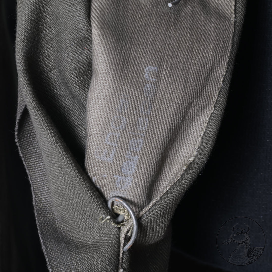 Braunes Jackett der Kriegsmarine
Originales Stück in gutem, leicht getragenem Zustand.Schnitt und Ausführung entsprechen dem weißen&nbsp;Jackett mit Reverskragen.Schulterstücke sowie die beiden Befestigungsknöpfe fehlen jedoch ;Unten rechts sind noch Klammern des ursprünglich angebrachten Papieretiketts erkennbar