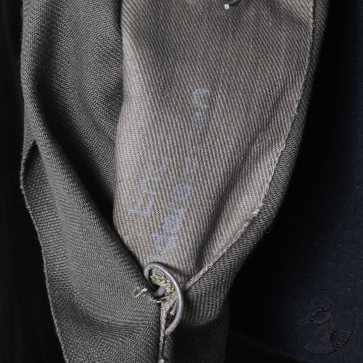 Braunes Jackett der Kriegsmarine
Originales Stück in gutem, leicht getragenem Zustand.Schnitt und Ausführung entsprechen dem weißen&nbsp;Jackett mit Reverskragen.Schulterstücke sowie die beiden Befestigungsknöpfe fehlen jedoch ;Unten rechts sind noch Klammern des ursprünglich angebrachten Papieretiketts erkennbar