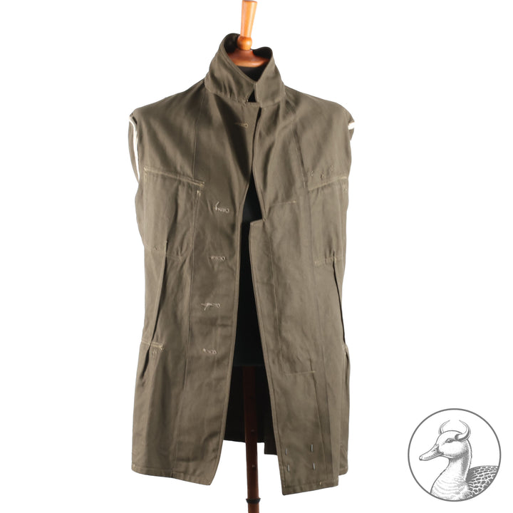 Braunes Jackett der Kriegsmarine
Originales Stück in gutem, leicht getragenem Zustand.Schnitt und Ausführung entsprechen dem weißen&nbsp;Jackett mit Reverskragen.Schulterstücke sowie die beiden Befestigungsknöpfe fehlen jedoch ;Unten rechts sind noch Klammern des ursprünglich angebrachten Papieretiketts erkennbar