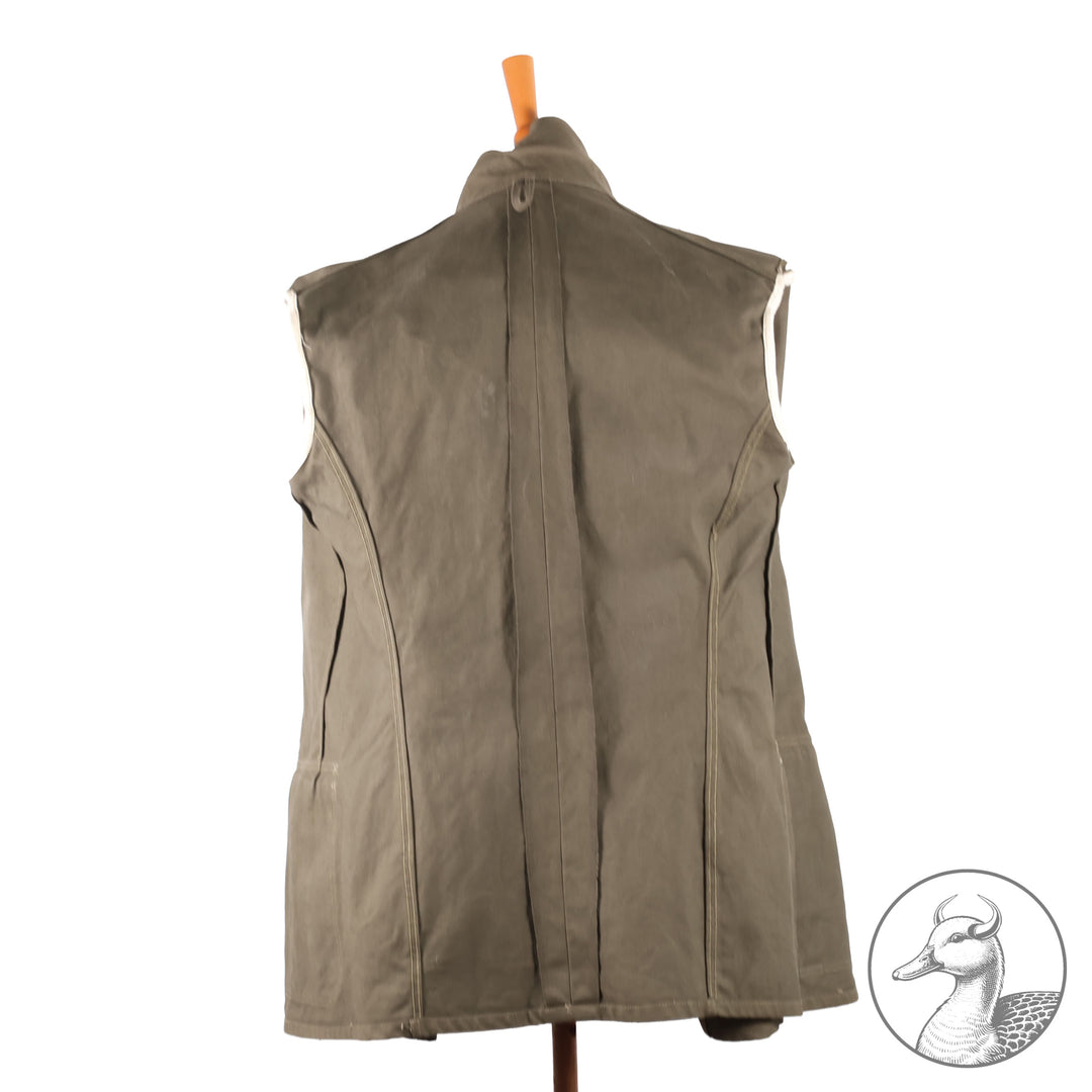 Braunes Jackett der Kriegsmarine
Originales Stück in gutem, leicht getragenem Zustand.Schnitt und Ausführung entsprechen dem weißen&nbsp;Jackett mit Reverskragen.Schulterstücke sowie die beiden Befestigungsknöpfe fehlen jedoch ;Unten rechts sind noch Klammern des ursprünglich angebrachten Papieretiketts erkennbar