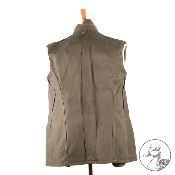 Braunes Jackett der Kriegsmarine
Originales Stück in gutem, leicht getragenem Zustand.Schnitt und Ausführung entsprechen dem weißen&nbsp;Jackett mit Reverskragen.Schulterstücke sowie die beiden Befestigungsknöpfe fehlen jedoch ;Unten rechts sind noch Klammern des ursprünglich angebrachten Papieretiketts erkennbar