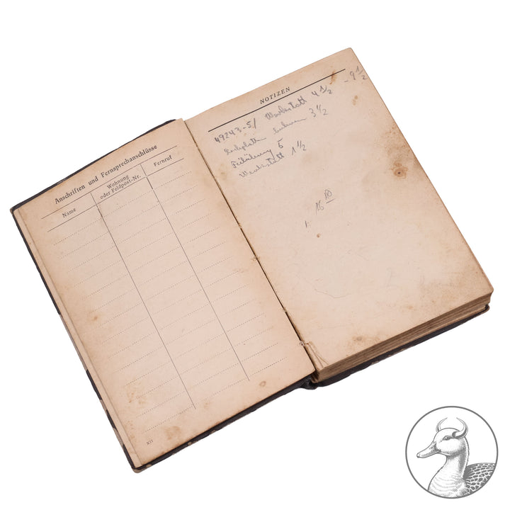 Kleiner Soldatenfreund Taschenkalender der SS Truppen aus dem Jahr 1944 vollständig erhalten teils beschriftet mit persönlichen Notizen mit Embleme der SS auf dem Einbund