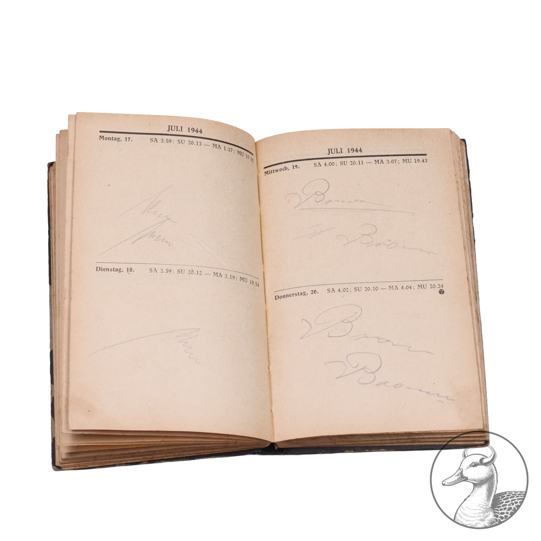 Kleiner Soldatenfreund Taschenkalender der SS Truppen aus dem Jahr 1944 vollständig erhalten teils beschriftet mit persönlichen Notizen mit Embleme der SS auf dem Einbund