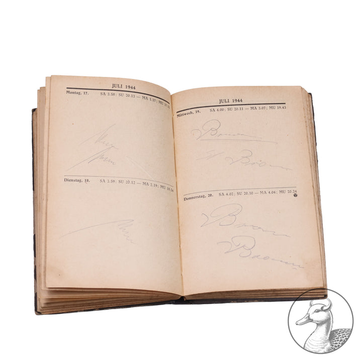 Kleiner Soldatenfreund Taschenkalender der SS Truppen aus dem Jahr 1944 vollständig erhalten teils beschriftet mit persönlichen Notizen mit Embleme der SS auf dem Einbund