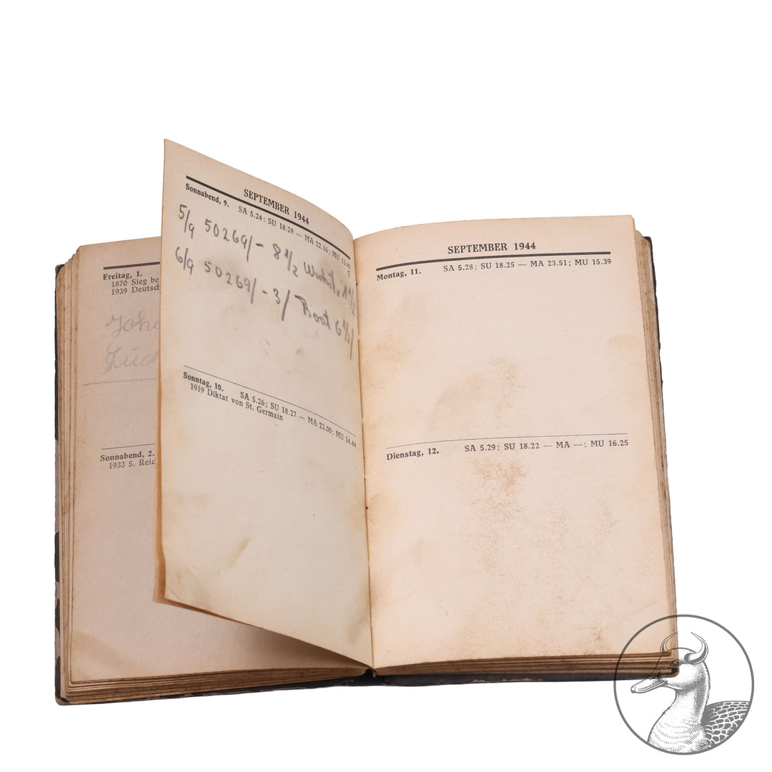Kleiner Soldatenfreund Taschenkalender der SS Truppen aus dem Jahr 1944 vollständig erhalten teils beschriftet mit persönlichen Notizen mit Embleme der SS auf dem Einbund