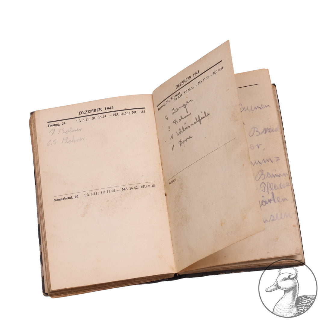 Kleiner Soldatenfreund Taschenkalender der SS Truppen aus dem Jahr 1944 vollständig erhalten teils beschriftet mit persönlichen Notizen mit Embleme der SS auf dem Einbund