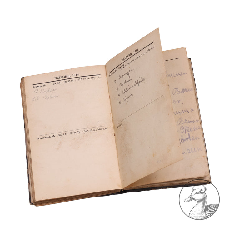 Kleiner Soldatenfreund Taschenkalender der SS Truppen aus dem Jahr 1944 vollständig erhalten teils beschriftet mit persönlichen Notizen mit Embleme der SS auf dem Einbund