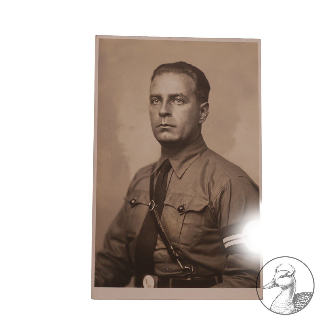 Originales Portrait Gauleiter Alfred Frauenfeld-Wien

Authentisches und seltenes Zeitdokument aus dem Zeitraum des Dritten Reiches. Sehr seltenes Studioportrait des Gauleiters Frauenfeld in früher Parteiuniform.

Alfred Frauenfeld(1898-1977) war Gauleiter der NSDAP in Wien und später im Verlauf des Krieges Generalkommissar Krim und Ukraine.