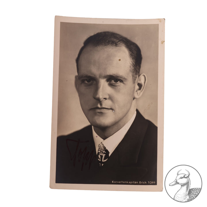 Originaler Kriegsautograph von Schwerterträger U-Boot Kommandant Topp auf Hoffmann Karte.

Authentisches und seltenes Zeitdokument aus dem Zeitraum des Dritten Reiches. Saubere Tinten Signatur von Topp, der 32 Schiffe versenkte und zu den U-Boot Assen der Kriegsmarine gehört.