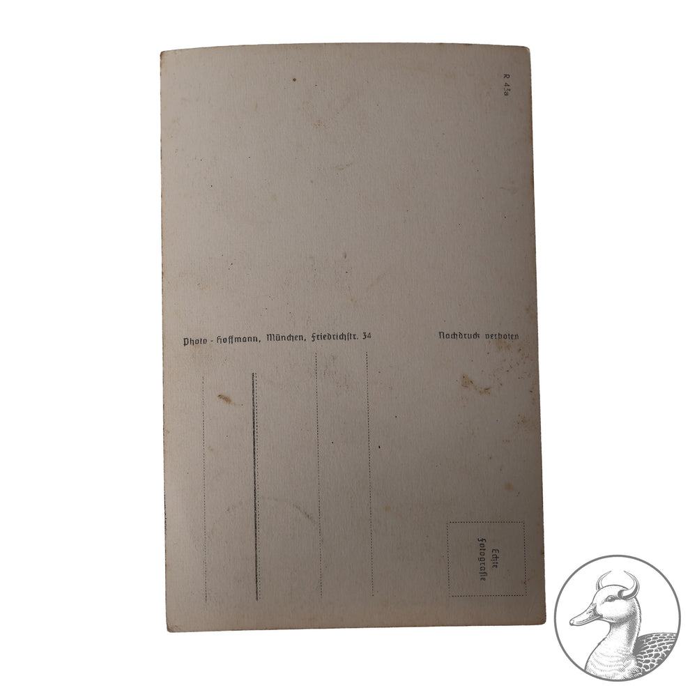 Originaler Kriegsautograph von Schwerterträger U-Boot Kommandant Topp auf Hoffmann Karte.

Authentisches und seltenes Zeitdokument aus dem Zeitraum des Dritten Reiches. Saubere Tinten Signatur von Topp, der 32 Schiffe versenkte und zu den U-Boot Assen der Kriegsmarine gehört.