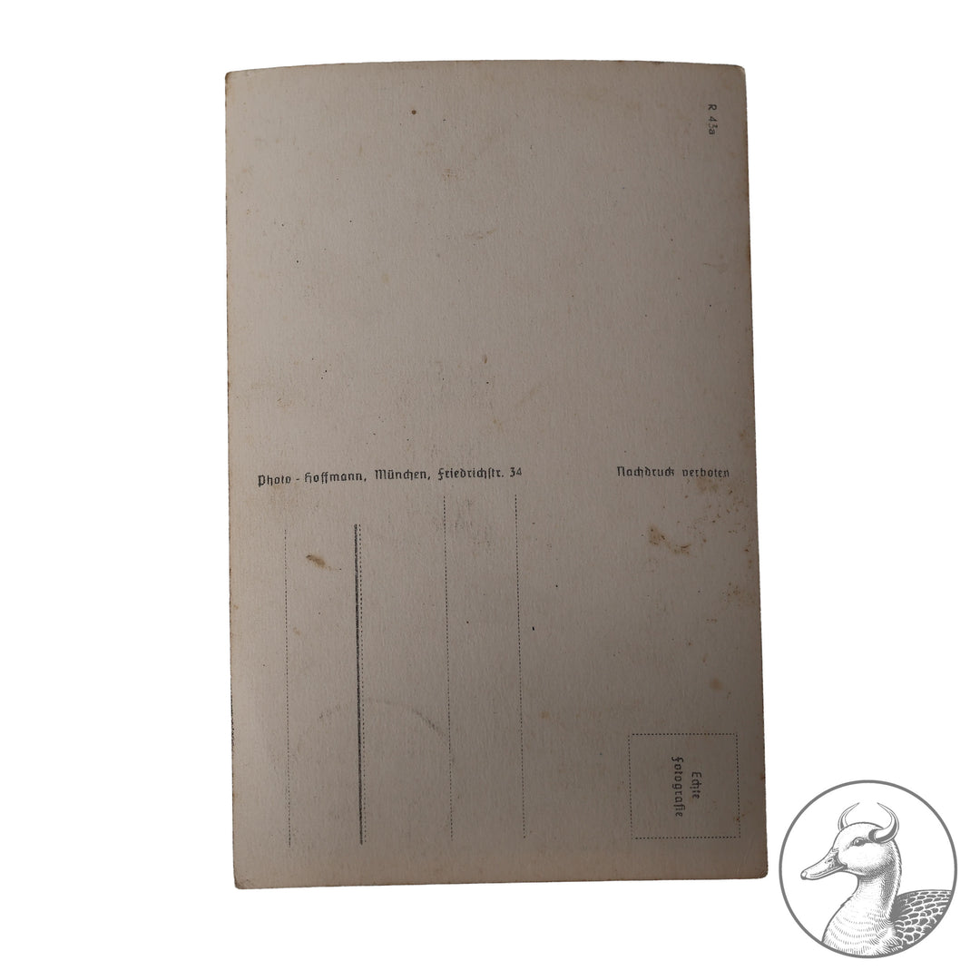 Originaler Kriegsautograph von Schwerterträger U-Boot Kommandant Topp auf Hoffmann Karte.

Authentisches und seltenes Zeitdokument aus dem Zeitraum des Dritten Reiches. Saubere Tinten Signatur von Topp, der 32 Schiffe versenkte und zu den U-Boot Assen der Kriegsmarine gehört.