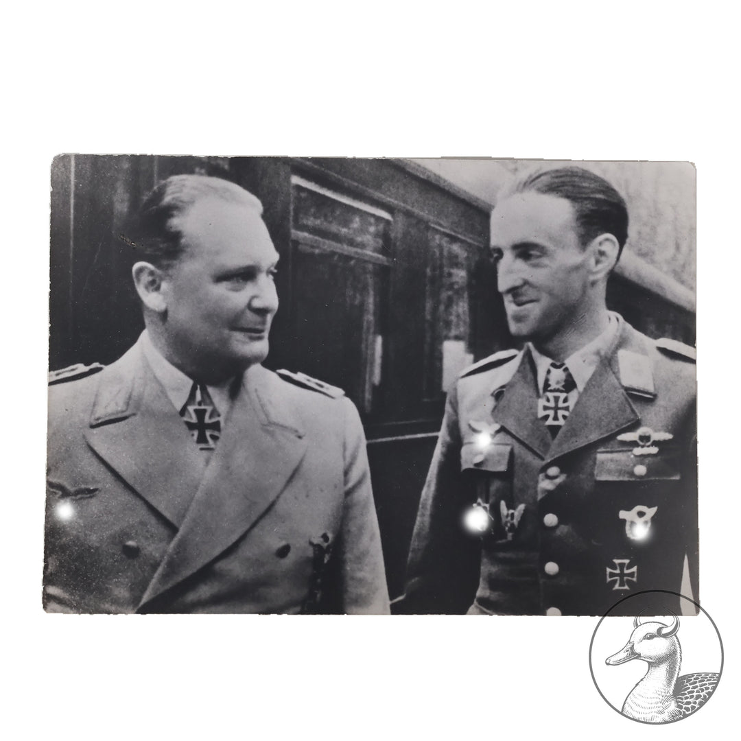 Autograph vom Jagdflieger Hermann Graf von 1986

Repro Karte von Graf zu sehen mit Hermann Göring. Brillanten Träger Graf erzielte 212 Luftsiege.