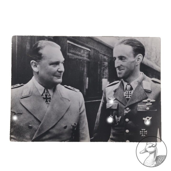 Autograph vom Jagdflieger Hermann Graf von 1986

Repro Karte von Graf zu sehen mit Hermann Göring. Brillanten Träger Graf erzielte 212 Luftsiege.