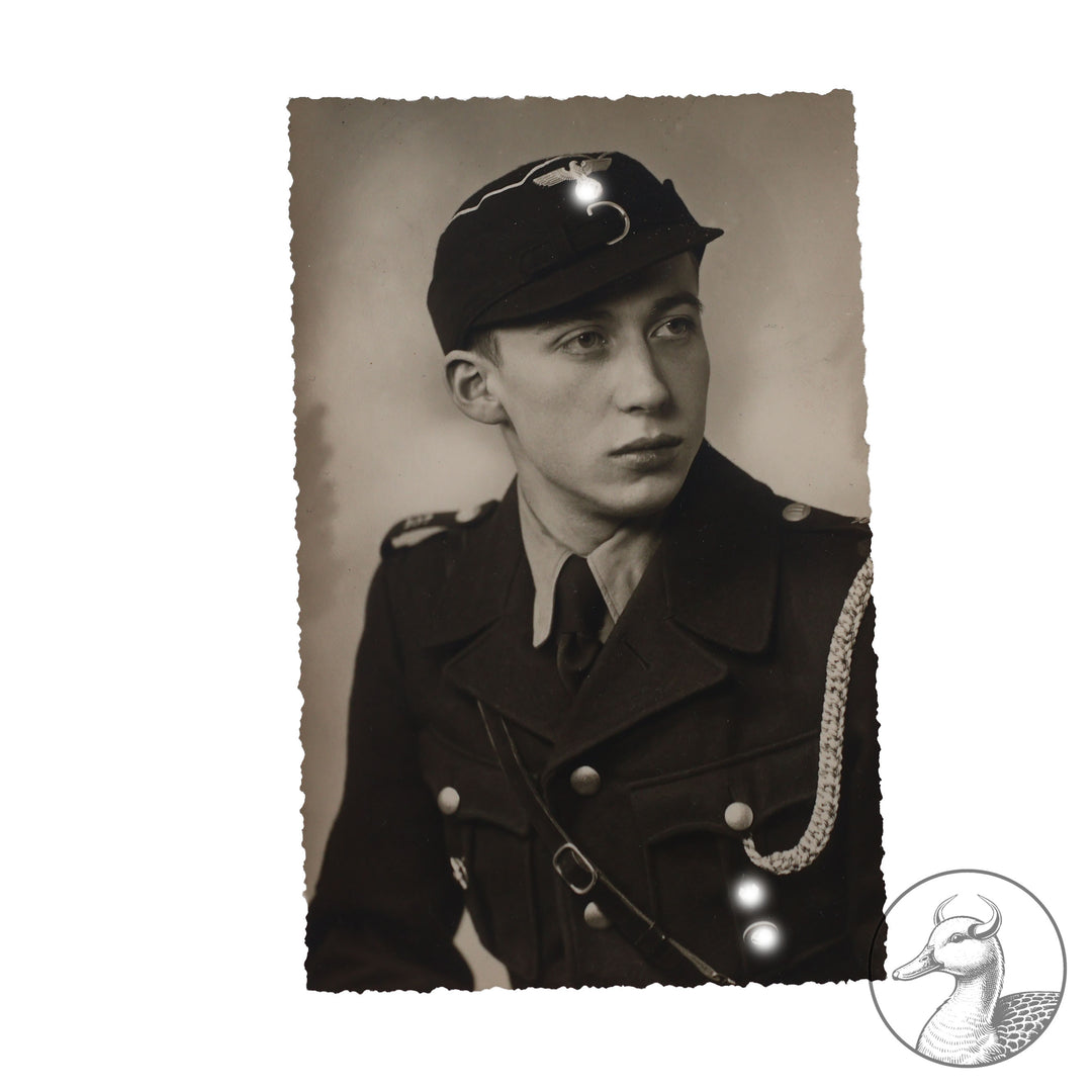 Originales Portrait eines Leipziger HJ Führers.

Authentisches und seltenes Zeitdokument aus dem Zeitraum des Dritten Reiches. Seltenes HJ Portrait Leipzig Sachsen.