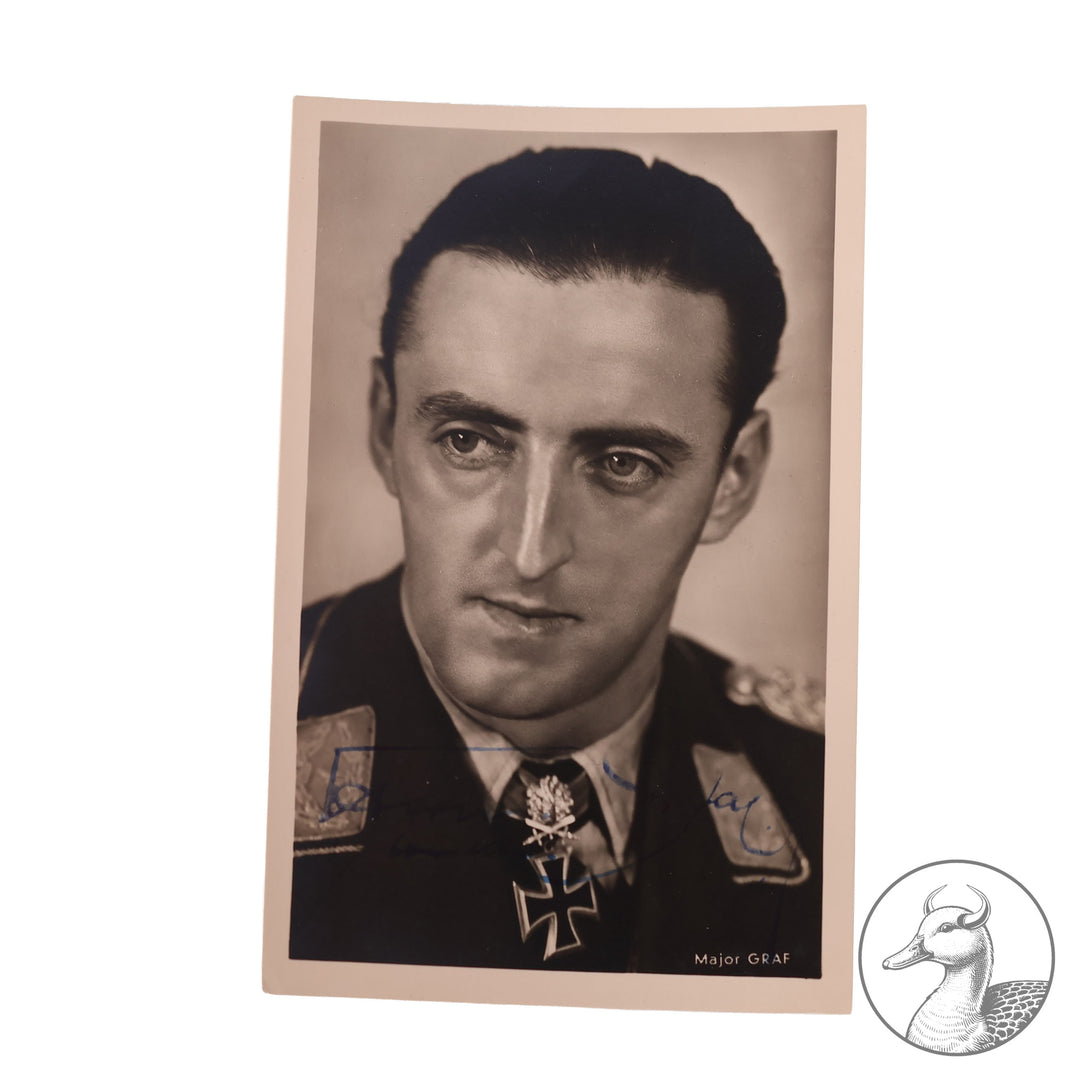 Originaler Kriegsautograph von Hermann Graf auf Hoffmann Karte.

Authentisches und seltenes Zeitdokument aus dem Zeitraum des Dritten Reiches.;

Brillanten Träger Graf; flog 830 Einsätze und schoss 212 Flugzeuge ab.