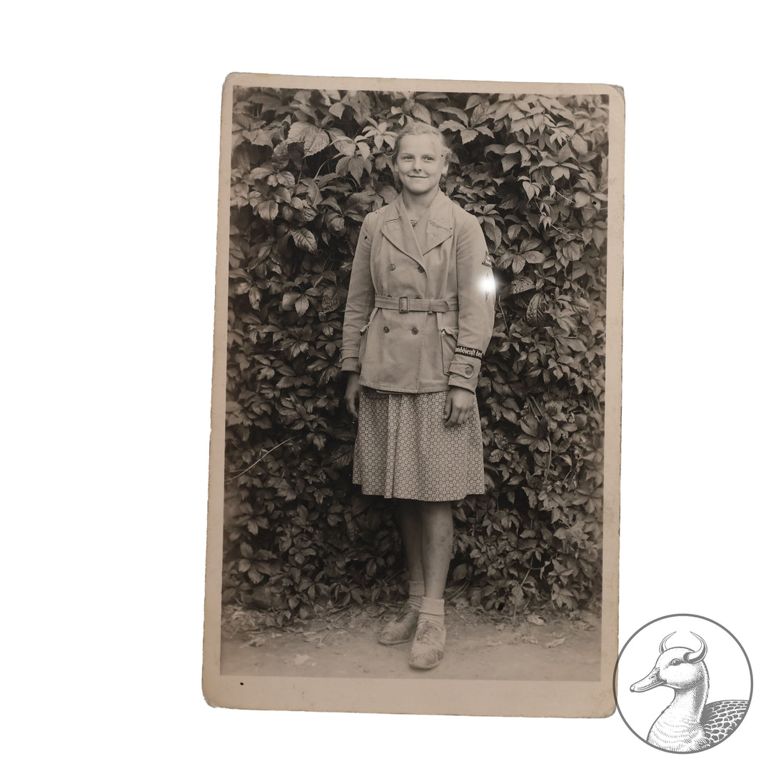 Originales Portrait eines BDM Mädels&nbsp;

Authentisches und seltenes Zeitdokument aus dem Zeitraum des Dritten Reiches. Seltenes Motiv BDM Jacke&nbsp; mit Effekten.