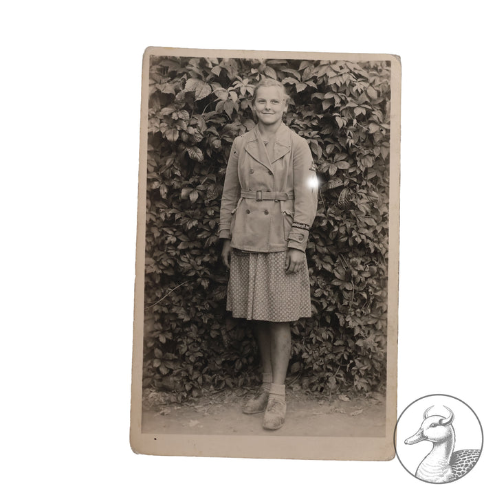 Originales Portrait eines BDM Mädels&nbsp;

Authentisches und seltenes Zeitdokument aus dem Zeitraum des Dritten Reiches. Seltenes Motiv BDM Jacke&nbsp; mit Effekten.