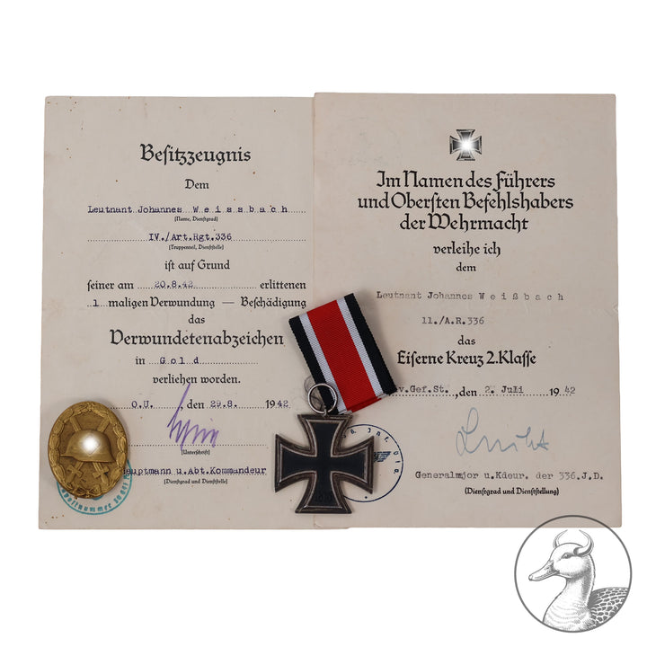 Der kleine Nachlass besteht aus einem unmarkierten VWA in Gold&nbsp; Buntmetall mit der dazugehörigen Urkunde unterschrieben vom Abteilungskommandeur sowie einem unmarkierten EK 2 am Band ,auch mit der Verleihungsurkunde unterschrieben vom&nbsp; Eichenlaubträger und Kommandeur der 336.Inf.Division&nbsp; Walther Lucht.

Seltener kleiner Nachlass eines Artillerie Offiziers im guten sammelwürdigem Zustand.