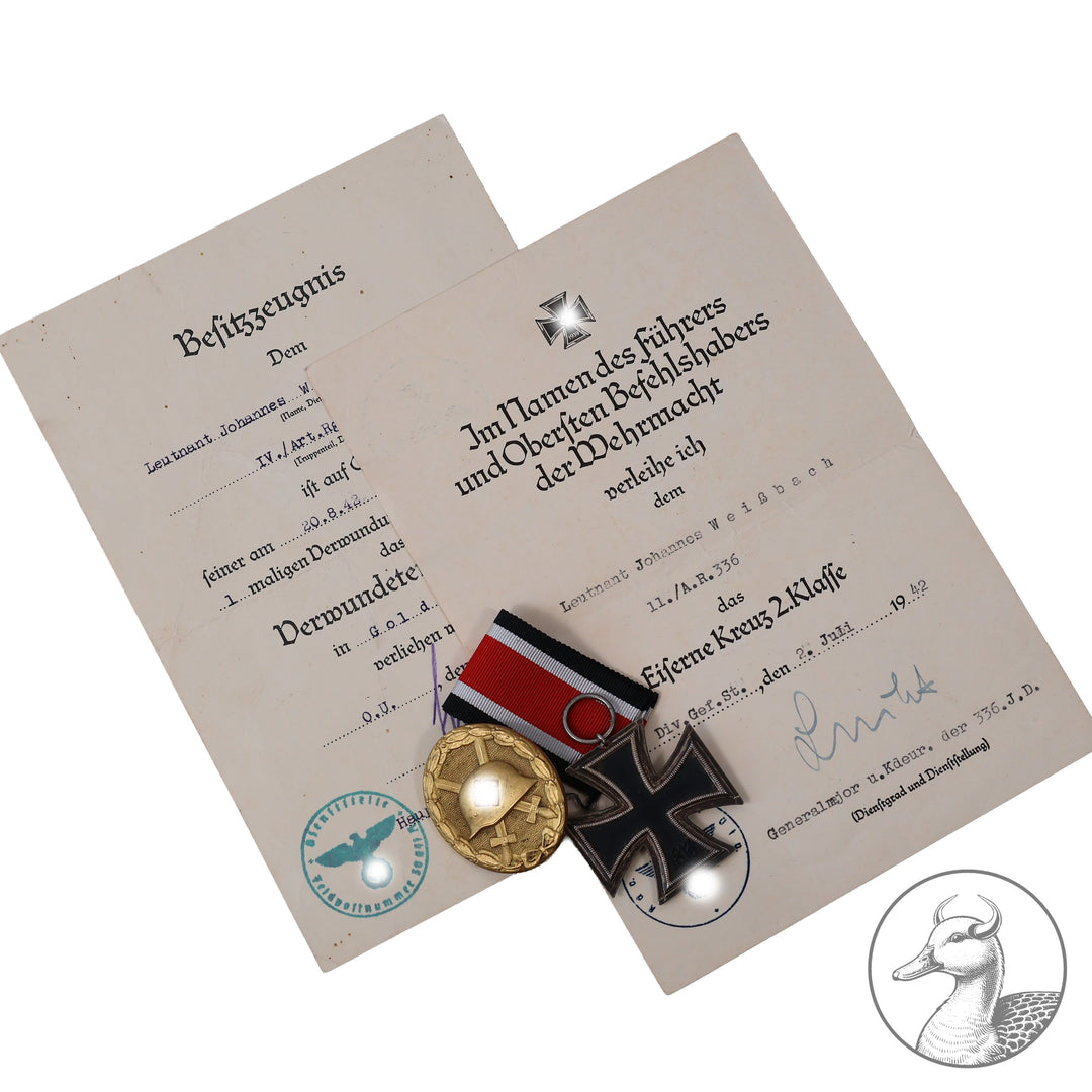 Der kleine Nachlass besteht aus einem unmarkierten VWA in Gold&nbsp; Buntmetall mit der dazugehörigen Urkunde unterschrieben vom Abteilungskommandeur sowie einem unmarkierten EK 2 am Band ,auch mit der Verleihungsurkunde unterschrieben vom&nbsp; Eichenlaubträger und Kommandeur der 336.Inf.Division&nbsp; Walther Lucht.

Seltener kleiner Nachlass eines Artillerie Offiziers im guten sammelwürdigem Zustand.