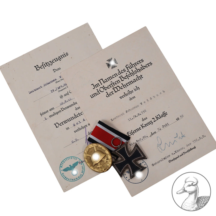 Der kleine Nachlass besteht aus einem unmarkierten VWA in Gold&nbsp; Buntmetall mit der dazugehörigen Urkunde unterschrieben vom Abteilungskommandeur sowie einem unmarkierten EK 2 am Band ,auch mit der Verleihungsurkunde unterschrieben vom&nbsp; Eichenlaubträger und Kommandeur der 336.Inf.Division&nbsp; Walther Lucht.

Seltener kleiner Nachlass eines Artillerie Offiziers im guten sammelwürdigem Zustand.