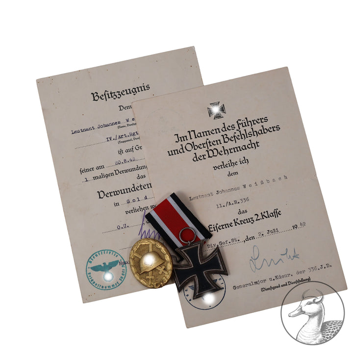 Der kleine Nachlass besteht aus einem unmarkierten VWA in Gold&nbsp; Buntmetall mit der dazugehörigen Urkunde unterschrieben vom Abteilungskommandeur sowie einem unmarkierten EK 2 am Band ,auch mit der Verleihungsurkunde unterschrieben vom&nbsp; Eichenlaubträger und Kommandeur der 336.Inf.Division Walther Lucht.

Seltener kleiner Nachlass eines Artillerie Offiziers im guten sammelwürdigem Zustand.