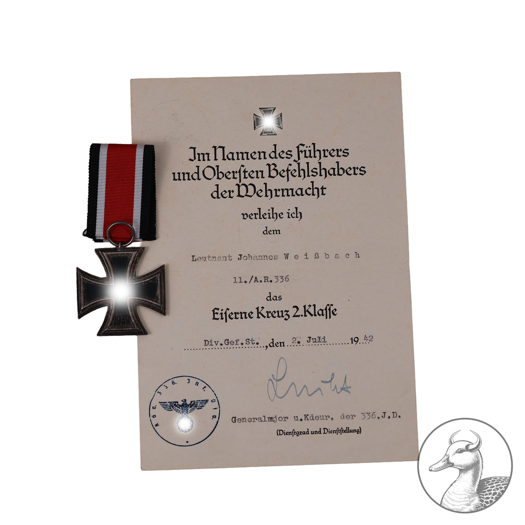 Der kleine Nachlass besteht aus einem unmarkierten VWA in Gold&nbsp; Buntmetall mit der dazugehörigen Urkunde unterschrieben vom Abteilungskommandeur sowie einem unmarkierten EK 2 am Band ,auch mit der Verleihungsurkunde unterschrieben vom&nbsp; Eichenlaubträger und Kommandeur der 336.Inf.Division&nbsp; Walther Lucht.

Seltener kleiner Nachlass eines Artillerie Offiziers im guten sammelwürdigem Zustand.