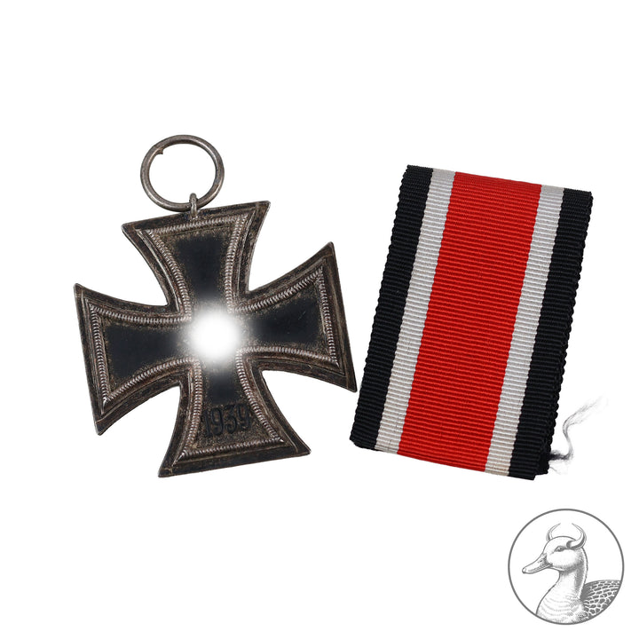 Der kleine Nachlass besteht aus einem unmarkierten VWA in Gold&nbsp; Buntmetall mit der dazugehörigen Urkunde unterschrieben vom Abteilungskommandeur sowie einem unmarkierten EK 2 am Band ,auch mit der Verleihungsurkunde unterschrieben vom&nbsp; Eichenlaubträger und Kommandeur der 336.Inf.Division&nbsp; Walther Lucht.

Seltener kleiner Nachlass eines Artillerie Offiziers im guten sammelwürdigem Zustand.