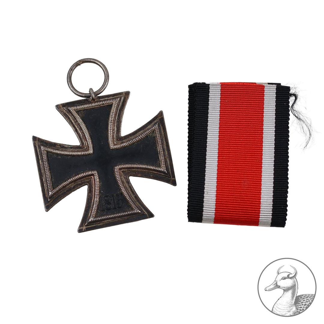 Der kleine Nachlass besteht aus einem unmarkierten VWA in Gold&nbsp; Buntmetall mit der dazugehörigen Urkunde unterschrieben vom Abteilungskommandeur sowie einem unmarkierten EK 2 am Band ,auch mit der Verleihungsurkunde unterschrieben vom&nbsp; Eichenlaubträger und Kommandeur der 336.Inf.Division&nbsp; Walther Lucht.

Seltener kleiner Nachlass eines Artillerie Offiziers im guten sammelwürdigem Zustand.