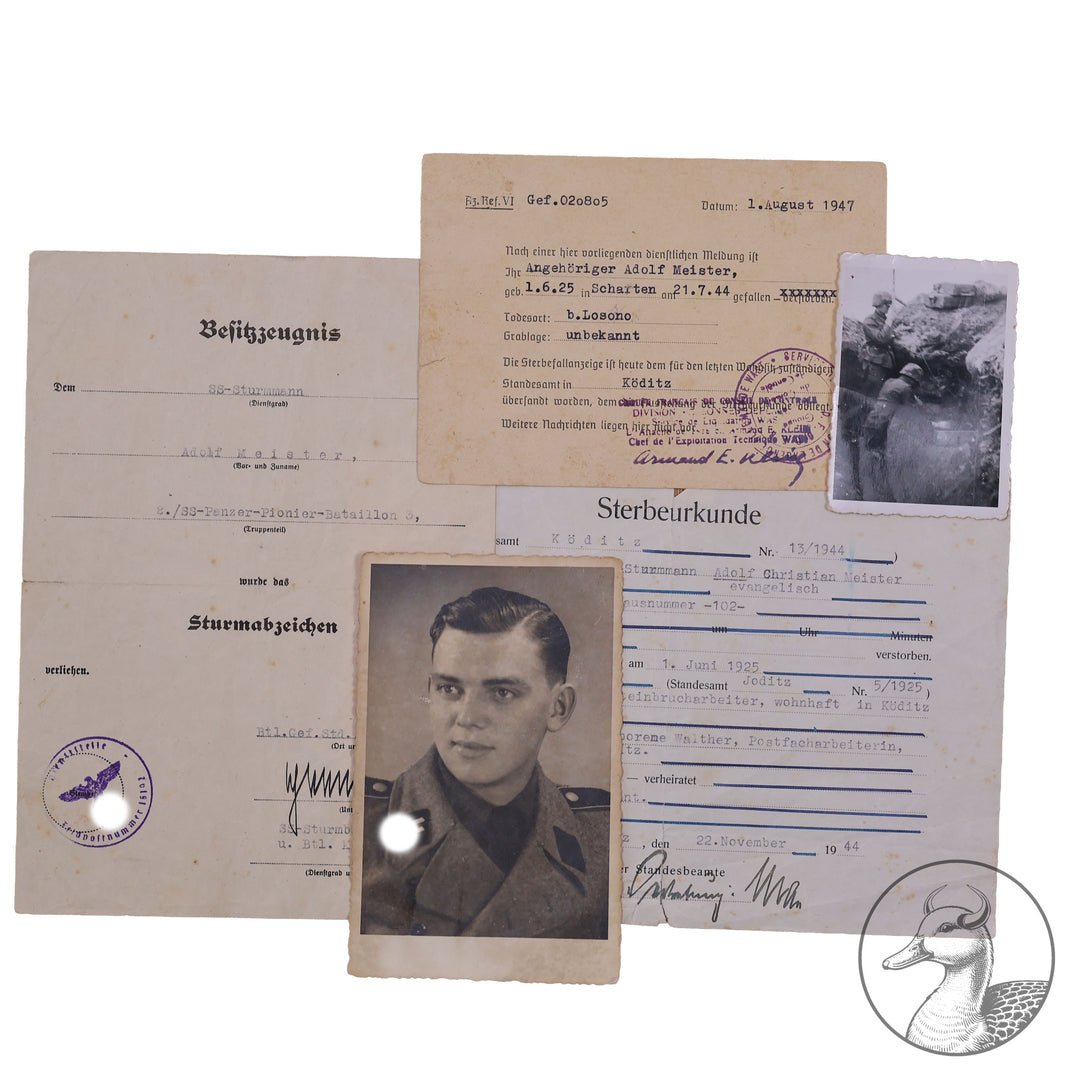 Originales Konvolut/Nachlass eines SS-Sturmmann&nbsp; Besitzzeugnis Sturmabzeichen / Feldpostbenachrichtigung und Sterbeurkunde + Portrait&nbsp; SS-Panzer Pionier-Bataillon 3



Urkunde zum Sturmabzeichen verliehen nach dem Tode unterschrieben vom SS Sturmbannführer und Träger des Deutschen Kreuz in Gold Ludwig Schwermann.Schwermann wurde 1953 in Russland hingerichtet.

Dazu ein Portrait des Soldaten und die Sterbeurkunde von 1944 sowie eine Bestätigung von 1947 über seinen Tod.Selten zu bekommende Dokument