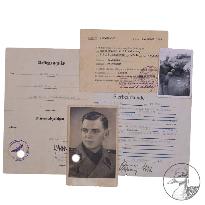 Originales Konvolut/Nachlass eines SS-Sturmmann&nbsp; Besitzzeugnis Sturmabzeichen / Feldpostbenachrichtigung und Sterbeurkunde + Portrait&nbsp; SS-Panzer Pionier-Bataillon 3



Urkunde zum Sturmabzeichen verliehen nach dem Tode unterschrieben vom SS Sturmbannführer und Träger des Deutschen Kreuz in Gold Ludwig Schwermann.Schwermann wurde 1953 in Russland hingerichtet.

Dazu ein Portrait des Soldaten und die Sterbeurkunde von 1944 sowie eine Bestätigung von 1947 über seinen Tod.Selten zu bekommende Dokument