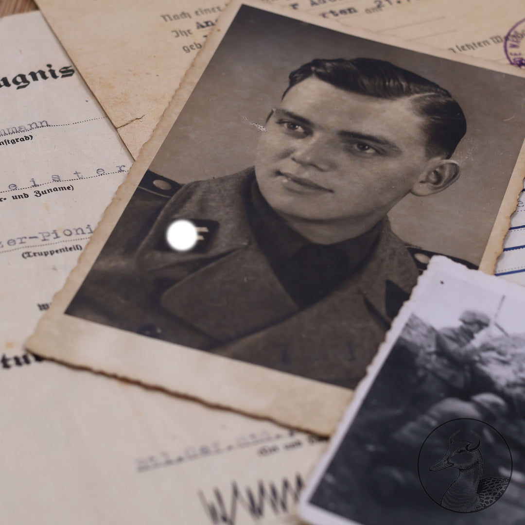 Originales Konvolut/Nachlass eines SS-Sturmmann&nbsp; Besitzzeugnis Sturmabzeichen / Feldpostbenachrichtigung und Sterbeurkunde + Portrait&nbsp; SS-Panzer Pionier-Bataillon 3



Urkunde zum Sturmabzeichen verliehen nach dem Tode unterschrieben vom SS Sturmbannführer und Träger des Deutschen Kreuz in Gold Ludwig Schwermann.Schwermann wurde 1953 in Russland hingerichtet.

Dazu ein Portrait des Soldaten und die Sterbeurkunde von 1944 sowie eine Bestätigung von 1947 über seinen Tod.Selten zu bekommende Dokument