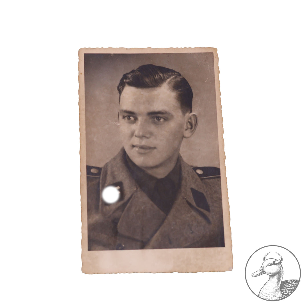 Originales Konvolut/Nachlass eines SS-Sturmmann&nbsp; Besitzzeugnis Sturmabzeichen / Feldpostbenachrichtigung und Sterbeurkunde + Portrait&nbsp; SS-Panzer Pionier-Bataillon 3



Urkunde zum Sturmabzeichen verliehen nach dem Tode unterschrieben vom SS Sturmbannführer und Träger des Deutschen Kreuz in Gold Ludwig Schwermann.Schwermann wurde 1953 in Russland hingerichtet.

Dazu ein Portrait des Soldaten und die Sterbeurkunde von 1944 sowie eine Bestätigung von 1947 über seinen Tod.Selten zu bekommende Dokument
