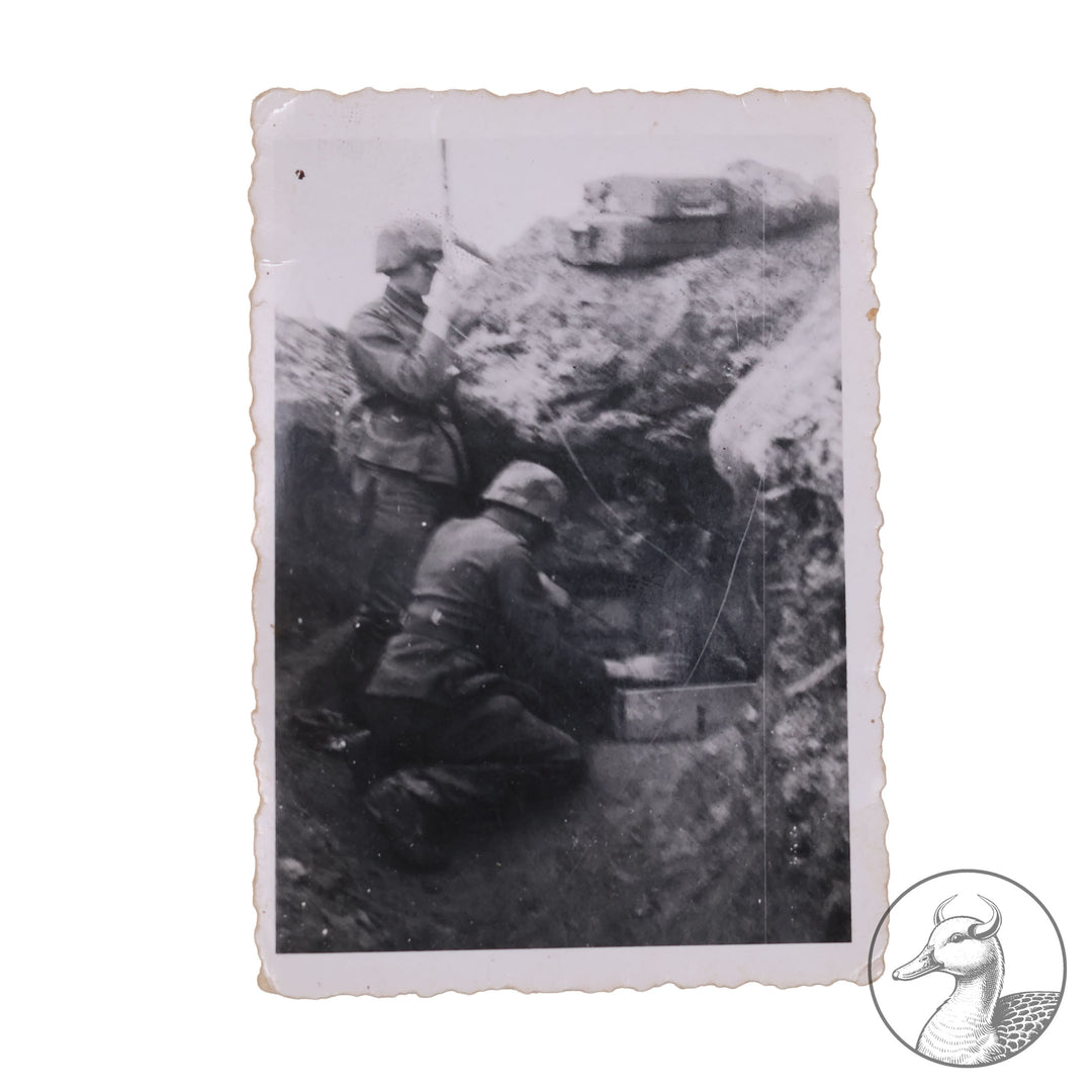 Originales Konvolut/Nachlass eines SS-Sturmmann&nbsp; Besitzzeugnis Sturmabzeichen / Feldpostbenachrichtigung und Sterbeurkunde + Portrait&nbsp; SS-Panzer Pionier-Bataillon 3



Urkunde zum Sturmabzeichen verliehen nach dem Tode unterschrieben vom SS Sturmbannführer und Träger des Deutschen Kreuz in Gold Ludwig Schwermann.Schwermann wurde 1953 in Russland hingerichtet.

Dazu ein Portrait des Soldaten und die Sterbeurkunde von 1944 sowie eine Bestätigung von 1947 über seinen Tod.Selten zu bekommende Dokument