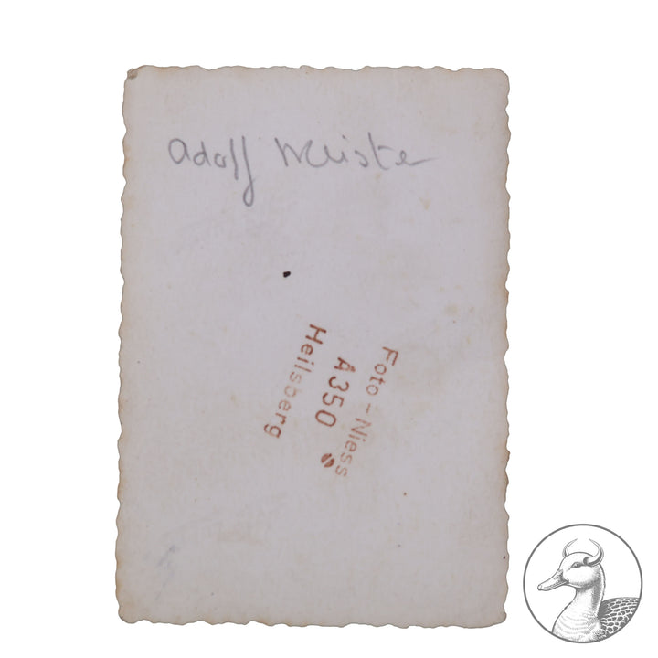 Originales Konvolut/Nachlass eines SS-Sturmmann&nbsp; Besitzzeugnis Sturmabzeichen / Feldpostbenachrichtigung und Sterbeurkunde + Portrait&nbsp; SS-Panzer Pionier-Bataillon 3



Urkunde zum Sturmabzeichen verliehen nach dem Tode unterschrieben vom SS Sturmbannführer und Träger des Deutschen Kreuz in Gold Ludwig Schwermann.Schwermann wurde 1953 in Russland hingerichtet.

Dazu ein Portrait des Soldaten und die Sterbeurkunde von 1944 sowie eine Bestätigung von 1947 über seinen Tod.Selten zu bekommende Dokument