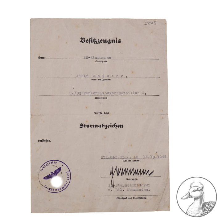 Originales Konvolut/Nachlass eines SS-Sturmmann&nbsp; Besitzzeugnis Sturmabzeichen / Feldpostbenachrichtigung und Sterbeurkunde + Portrait&nbsp; SS-Panzer Pionier-Bataillon 3



Urkunde zum Sturmabzeichen verliehen nach dem Tode unterschrieben vom SS Sturmbannführer und Träger des Deutschen Kreuz in Gold Ludwig Schwermann.Schwermann wurde 1953 in Russland hingerichtet.

Dazu ein Portrait des Soldaten und die Sterbeurkunde von 1944 sowie eine Bestätigung von 1947 über seinen Tod.Selten zu bekommende Dokument