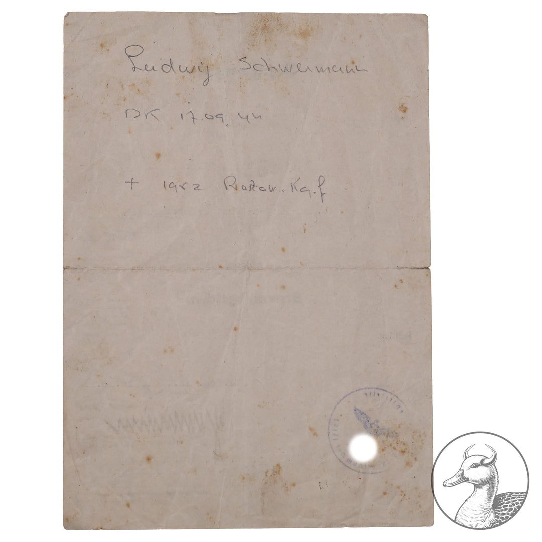 Originales Konvolut/Nachlass eines SS-Sturmmann&nbsp; Besitzzeugnis Sturmabzeichen / Feldpostbenachrichtigung und Sterbeurkunde + Portrait&nbsp; SS-Panzer Pionier-Bataillon 3



Urkunde zum Sturmabzeichen verliehen nach dem Tode unterschrieben vom SS Sturmbannführer und Träger des Deutschen Kreuz in Gold Ludwig Schwermann.Schwermann wurde 1953 in Russland hingerichtet.

Dazu ein Portrait des Soldaten und die Sterbeurkunde von 1944 sowie eine Bestätigung von 1947 über seinen Tod.Selten zu bekommende Dokument