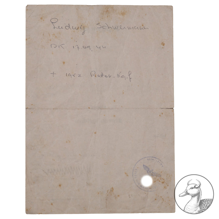 Originales Konvolut/Nachlass eines SS-Sturmmann&nbsp; Besitzzeugnis Sturmabzeichen / Feldpostbenachrichtigung und Sterbeurkunde + Portrait&nbsp; SS-Panzer Pionier-Bataillon 3



Urkunde zum Sturmabzeichen verliehen nach dem Tode unterschrieben vom SS Sturmbannführer und Träger des Deutschen Kreuz in Gold Ludwig Schwermann.Schwermann wurde 1953 in Russland hingerichtet.

Dazu ein Portrait des Soldaten und die Sterbeurkunde von 1944 sowie eine Bestätigung von 1947 über seinen Tod.Selten zu bekommende Dokument
