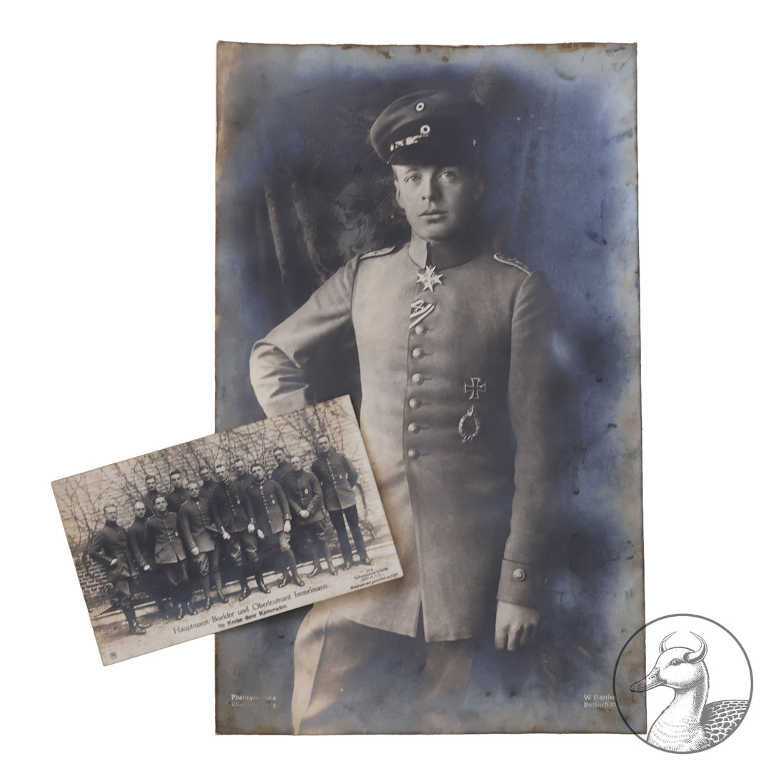 Originales Portrait von Oswald Boelcke Willi Sanke Berlin.

Große Portraitfotografie Hauptmann Boelckes aus der Zeit des 1. Weltkrieges und eine Postkarte die Boelcke zusammen mit Oberleutnant Immelmann im Kreise ihrer Kameraden zeigt. Beide Abbildungen stammen aus Berlin W. Sanke (Photographica und Postkartenvertrieb